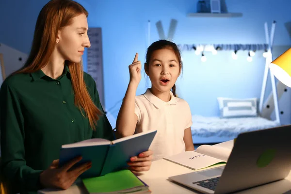 Little Girl Her Mother Doing Homework Home Late Evening — Stock Photo, Image