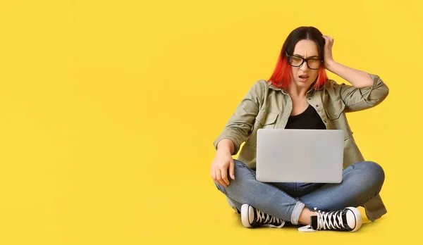 Upset Female Programmer Using Laptop Color Background — Stock Photo, Image