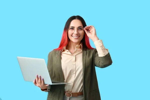 Kvinna Programmerare Med Bärbar Dator Färg Bakgrund — Stockfoto
