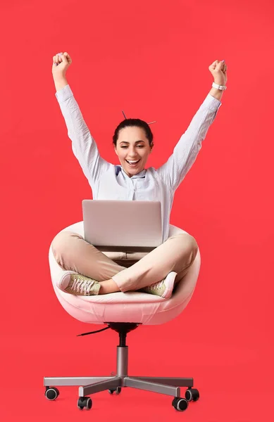 Szczęśliwy Programistka Kobieta Laptopem Tle Koloru — Zdjęcie stockowe