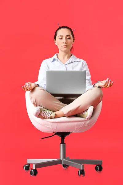 Programadora Femenina Con Portátil Meditando Sobre Fondo Color — Foto de Stock