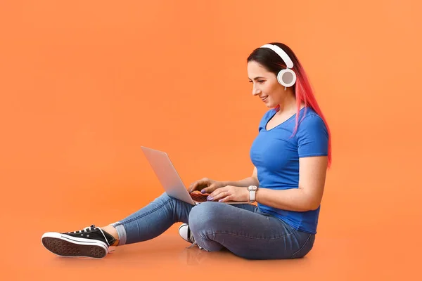 Programmiererin Mit Kopfhörer Mit Laptop Auf Farbigem Hintergrund — Stockfoto