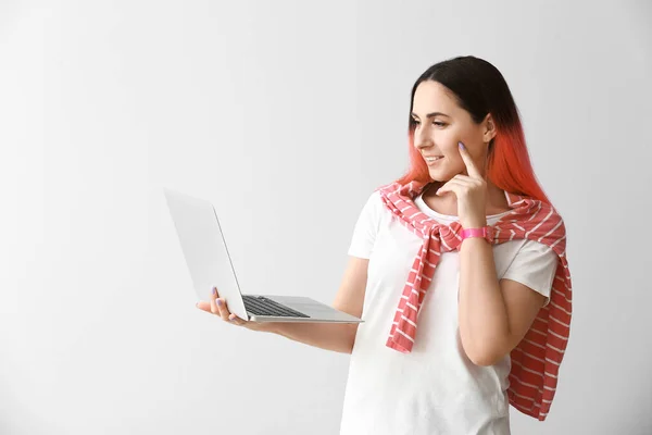 Programador Fêmea Usando Laptop Fundo Claro — Fotografia de Stock