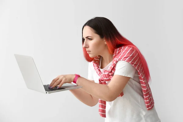 Kobiecy Programista Korzystający Laptopa Jasnym Tle — Zdjęcie stockowe