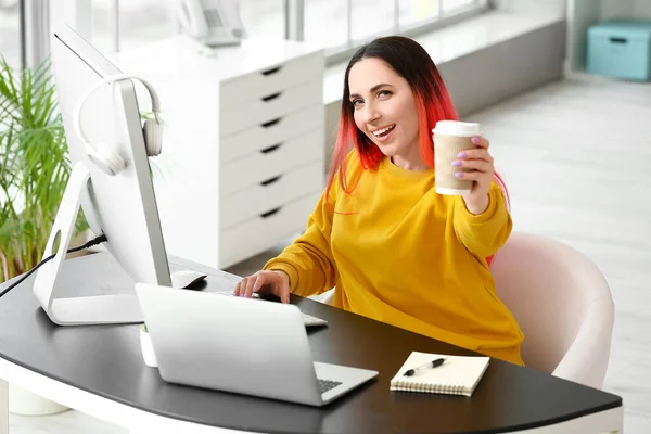 Programador Feminino Com Xícara Café Trabalhando Escritório — Fotografia de Stock