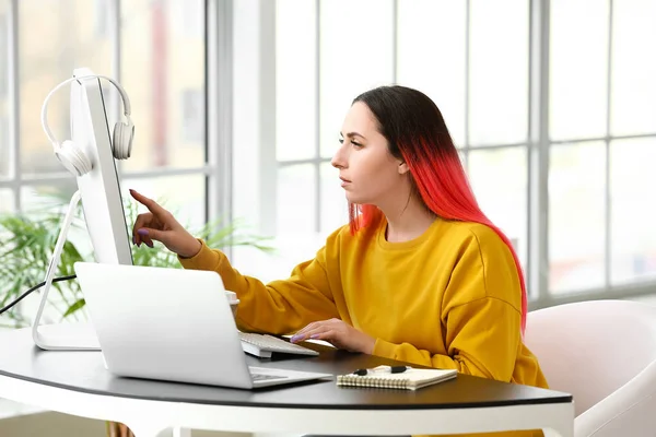 Programador Feminino Trabalhando Com Computador Escritório — Fotografia de Stock