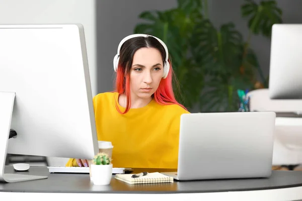 Programador Feminino Trabalhando Com Laptop Escritório — Fotografia de Stock