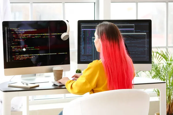 Programador Feminino Trabalhando Com Computador Escritório — Fotografia de Stock