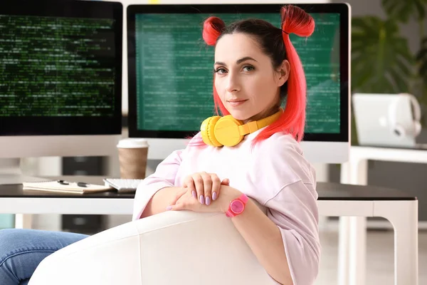 オフィスで働く女性プログラマー — ストック写真