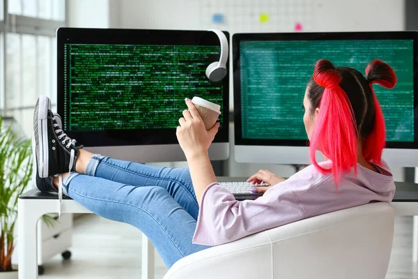 Programador Fêmea Bebendo Café Enquanto Trabalhava Com Computador Escritório — Fotografia de Stock