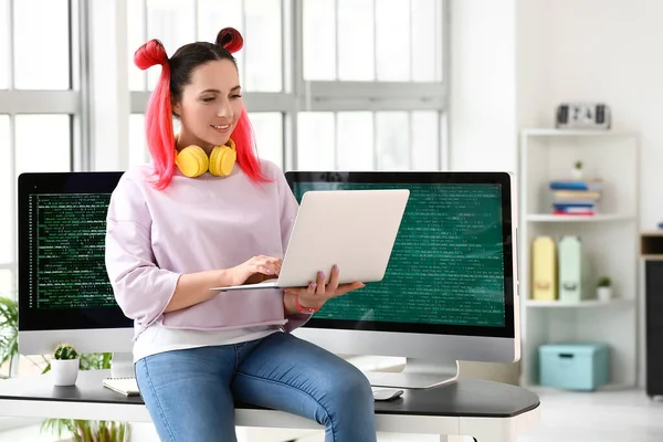 Programador Feminino Trabalhando Com Laptop Escritório — Fotografia de Stock