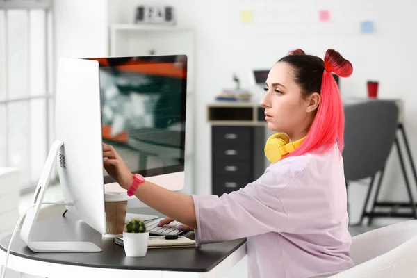 Programador Feminino Trabalhando Com Computador Escritório — Fotografia de Stock