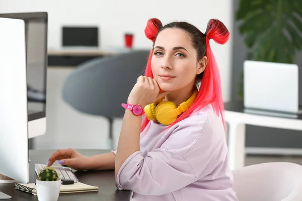 Programadora Femenina Trabajando Con Computadora Oficina — Foto de Stock