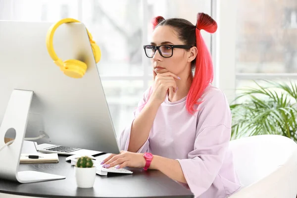 Programadora Femenina Trabajando Con Computadora Oficina — Foto de Stock