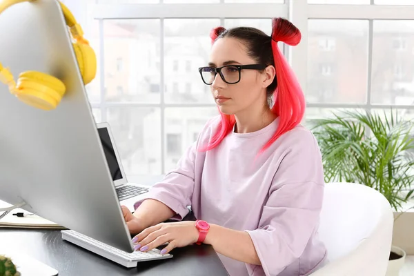 Programadora Femenina Trabajando Con Computadora Oficina — Foto de Stock