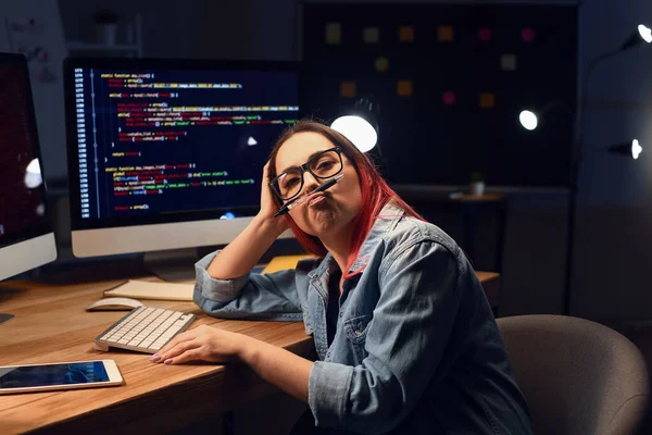 Жінка Програмістка Працює Офісі Вночі — стокове фото