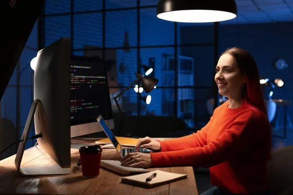 Female Programmer Working Computer Office Night — Stock Photo, Image