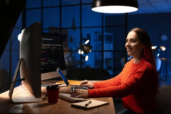 Programadora Trabalhando Com Computador Escritório Noite — Fotografia de Stock