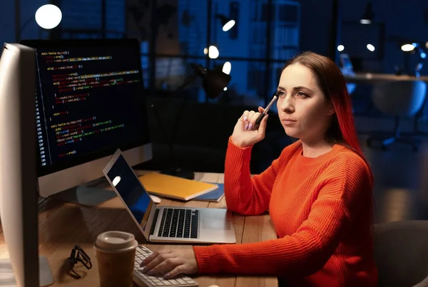 Programadora Feminina Atenciosa Trabalhando Escritório Noite — Fotografia de Stock