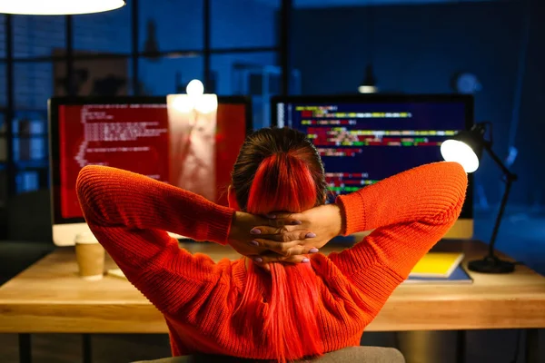 Kvinnlig Programmerare Avkopplande Kontoret Natten — Stockfoto
