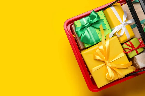 Shopping Basket Gift Boxes Color Background — Stock Photo, Image