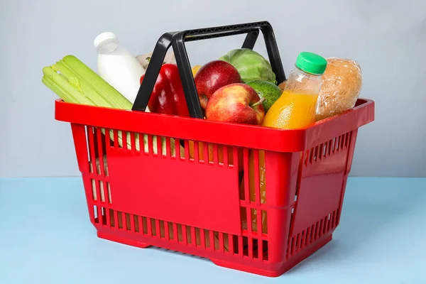 色を背景に食べ物とショッピングバスケット — ストック写真