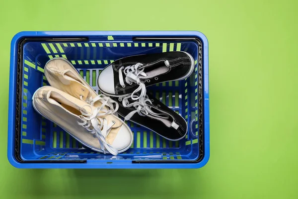 Shopping Basket Shoes Color Background — Stock Photo, Image