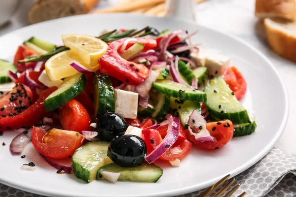 Πιάτο Νόστιμη Ελληνική Σαλάτα Στο Τραπέζι Closeup — Φωτογραφία Αρχείου