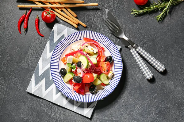 맛있는 그리스 샐러드 어두운 배경의 야채와 식탁에 놓으라 — 스톡 사진