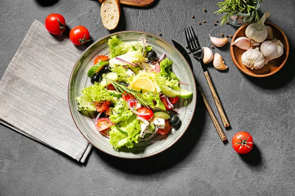 Plate Tasty Greek Salad Ingredients Dark Background — Stock Photo, Image