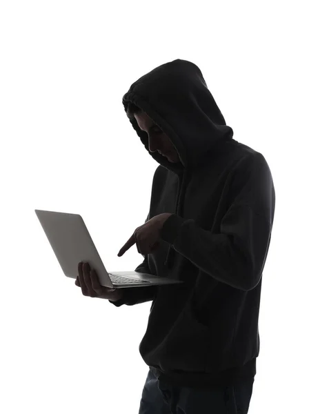 白色背景下带有笔记本电脑的黑客的轮廓 — 图库照片