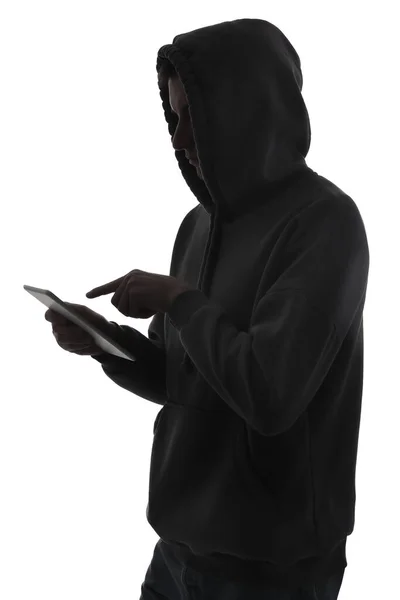 Silhouet Van Hacker Met Tablet Computer Witte Achtergrond — Stockfoto