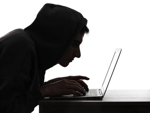 Silhuett Hacker Med Bärbar Dator Vid Bordet Vit Bakgrund — Stockfoto