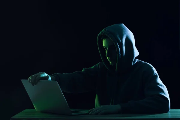 Silhouette Eines Hackers Mit Laptop Tisch Auf Dunklem Hintergrund — Stockfoto