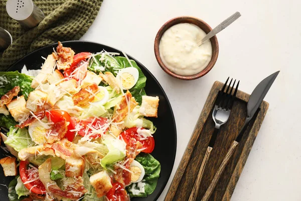 Piatto Con Gustosa Insalata Cesare Salsa Sfondo Chiaro Primo Piano — Foto Stock