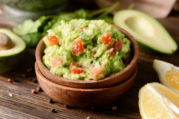 Bowl Tasty Guacamole Lemon Wooden Background Closeup — Stock Photo, Image