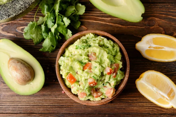 Bowl Tasty Guacamole Avocado Lemon Wooden Background Closeup — Stock Photo, Image