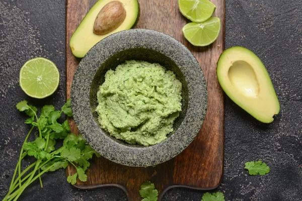 Mortar Ízletes Guacamole Avokádó Mész Sötét Alapon Közelkép — Stock Fotó