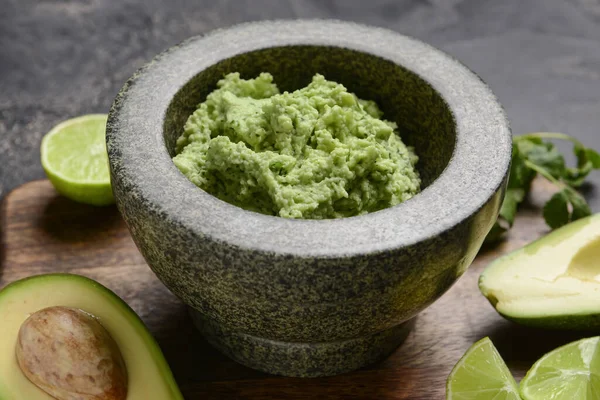 Mortar Ízletes Guacamole Avokádó Szürke Háttér Közelkép — Stock Fotó