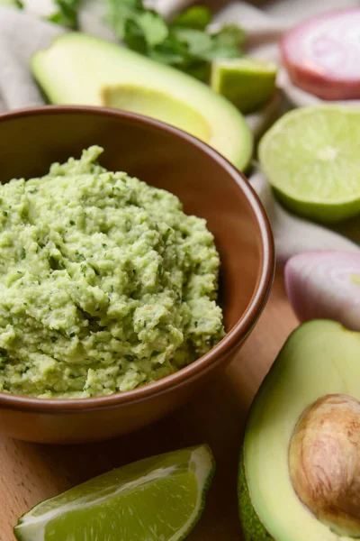 Tál Ízletes Guacamole Avokádó Lime Asztalon Közelkép — Stock Fotó