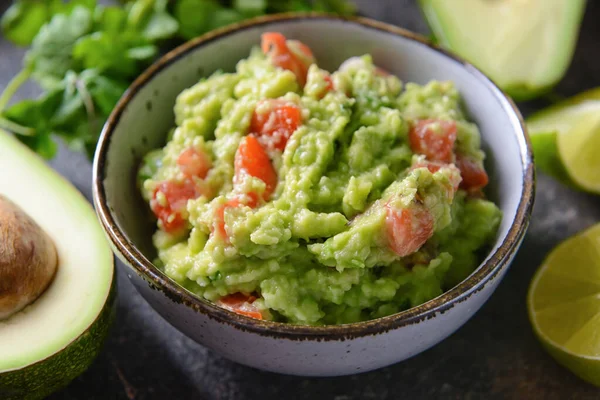 Bowl Tasty Guacamole Dark Background Closeup — Stock Photo, Image