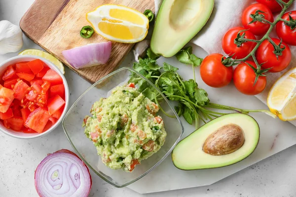 Composition Tasty Guacamole Vegetables Light Background — Stock Photo, Image