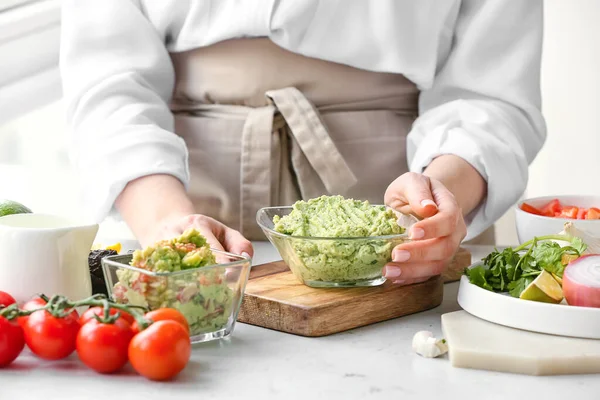 Donna Con Gustoso Guacamole Sul Tavolo — Foto Stock