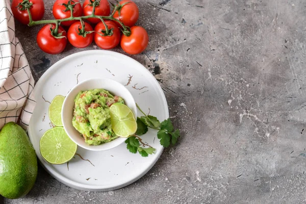 Tigela Com Guacamole Saboroso Abacate Tomate Limão Fundo Grunge — Fotografia de Stock