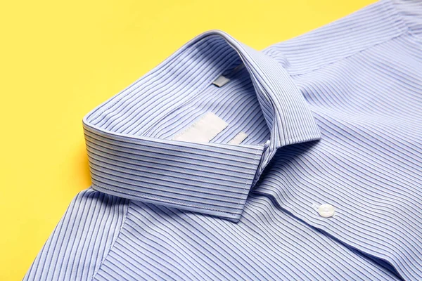 Snygg Manlig Skjorta Färg Bakgrund Närbild — Stockfoto