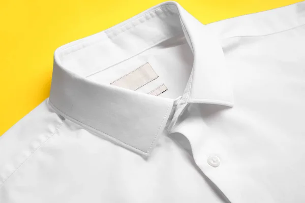 Camisa Masculina Con Estilo Sobre Fondo Color Primer Plano — Foto de Stock