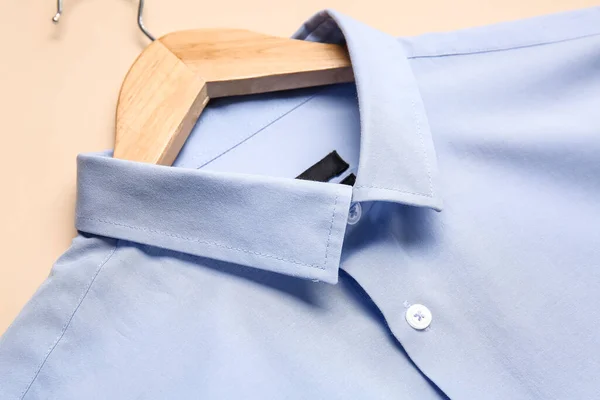 Percha Con Camisa Masculina Con Estilo Fondo Color Primer Plano —  Fotos de Stock