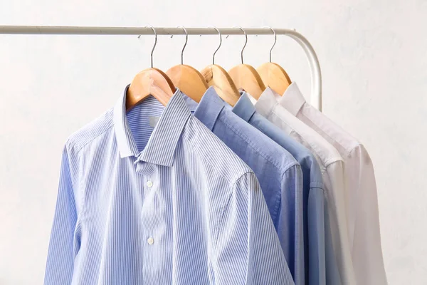 Rek Met Kleding Chemisch Reinigen Lichte Ondergrond — Stockfoto