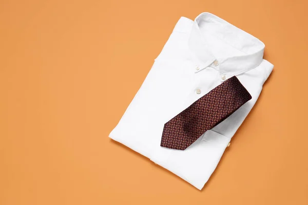 Elegante Camicia Maschile Con Cravatta Sfondo Colore — Foto Stock