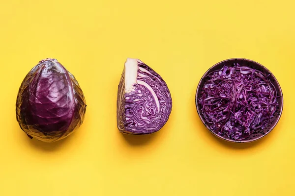 Plate Cut Fresh Purple Cabbage Color Background — Stock Photo, Image